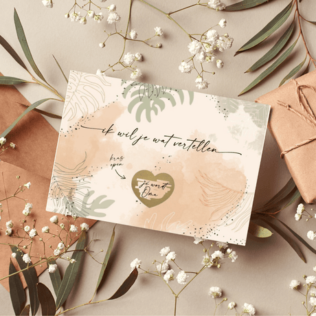 Kraskaart 'Je wordt oma' in perziktinten met een gouden hartje, tussen bloemen, groene takken en cadeautjes.