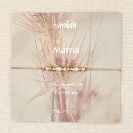 Mama morsecode armband met goudkleurige en witte kralen aan een beige koord, op een kaartje met ‘Mama’.