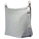 Grijze Mom Bag Teddy Bouclé met verstelbare schouderriem en goudkleurige gespen, van achteren gezien.
