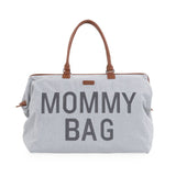 Grijze Mommy Bag verzorgingstas met bruine handvatten en grote donkergrijze tekst op de voorkant.