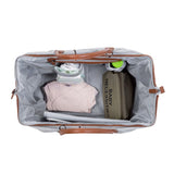 Open grijze Mommy Bag verzorgingstas van bovenaf, gevuld met luiers, babykleding en een opbergtasje.