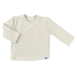 Beige overslagshirtje in ribstof met lange mouwen en een drukknoop aan de zijkant.
