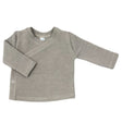 Taupe overslagshirtje met ribstructuur, lange mouwen en een drukknoop aan de zijkant, plat op een witte achtergrond.