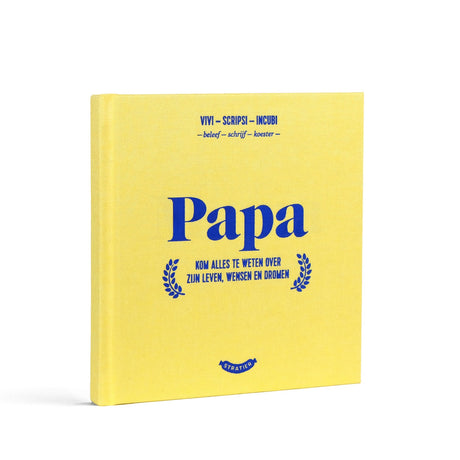 Papa Boekje met gele kaft en blauwe titel, rechtop tegen een witte achtergrond