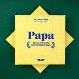 Twee gele Papa Boekjes op elkaar, met blauwe titel op de bovenste kaft, op een groene ondergrond