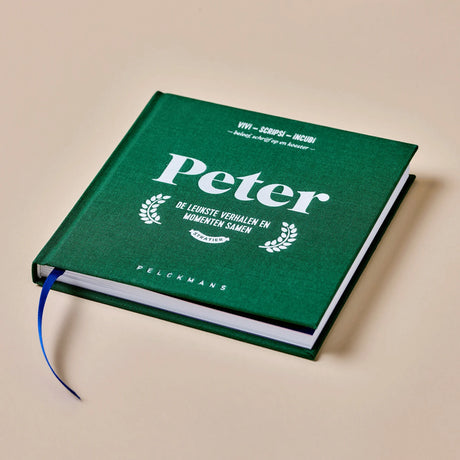 Peter Boekje liggend met groene kaft, witte opdruk en blauw leeslint