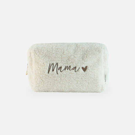 Voorkant van de crèmekleurige Teddy toilettas met bruin opschrift 'Mama' en hartje tegen een witte achtergrond.