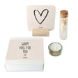 Troostpakket Warm Hug For You met witte doos, kaart met hart in houten houder, kaarsje en buisje met droogbloemen.