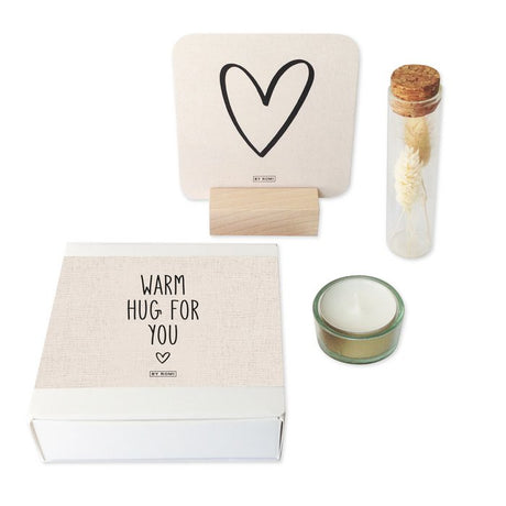 Troostpakket Warm Hug For You met witte doos, kaart met hart in houten houder, kaarsje en buisje met droogbloemen.