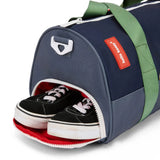 Weekendtas Mini Marine met geopend schoenenvak, rode voering en een paar zwarte sneakers.
