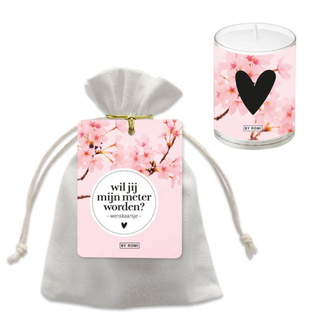 Wenskaarsje met roze bloesems en zwart hart naast katoenen zakje met kaartje ‘Wil jij mijn meter worden?’