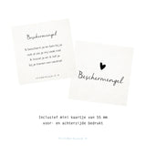 Voor- en achterkant van het mini kaartje met het gedichtje 'Beschermengel' en een zwart hartje
