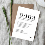 Witte ansichtkaart Oma met zwarte tekst en een hartje, op een bruine envelop naast groene takjes.