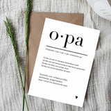 Witte A6 ansichtkaart voor opa met zwarte tekst en hartje, op een bruine envelop tussen groene takjes.