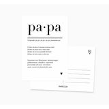 Voor- en achterkant van de ansichtkaart Papa, met zwarte tekst vooraan en adreslijnen en een hartje achteraan.