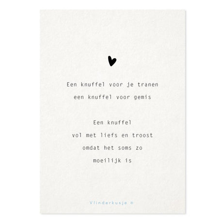 Ansichtkaart Knuffel met een zwart hartje en een troostend gedicht op een gebroken witte achtergrond.