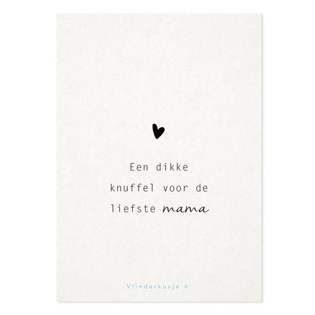 Witte ansichtkaart Liefste Mama met zwart hartje en de tekst ‘Een dikke knuffel voor de liefste mama’.