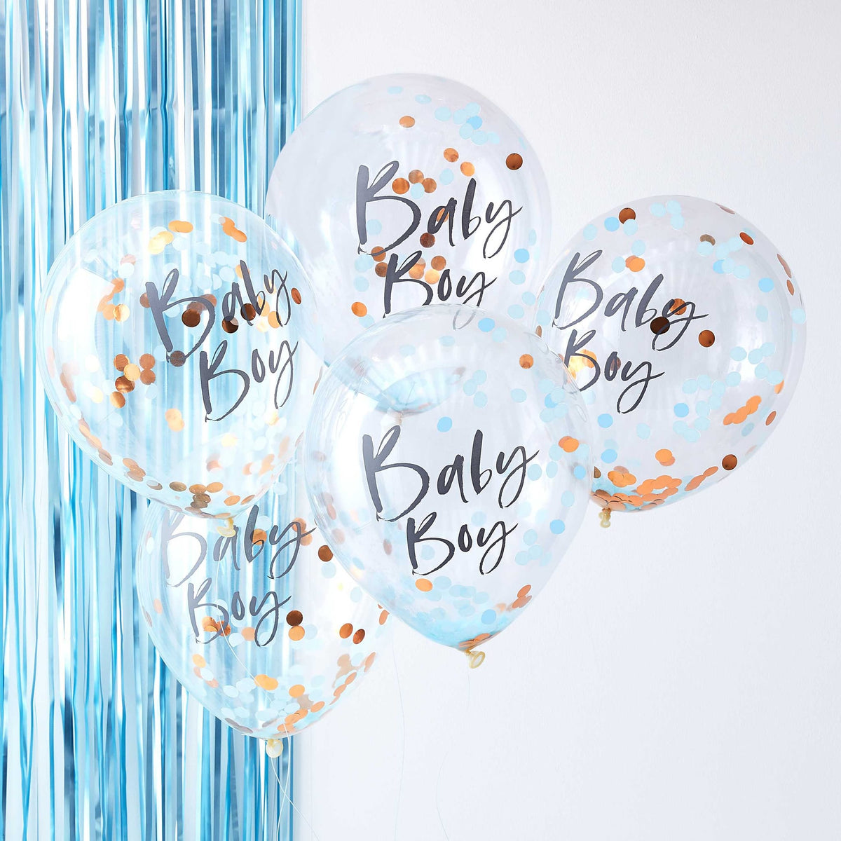Vijf transparante Baby Boy-ballonnen met blauwe en goudkleurige confetti voor een blauw franjegordijn.