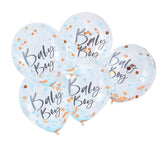Vijf transparante ballonnen met de tekst Baby Boy en blauwe en goudkleurige confetti tegen een witte achtergrond.