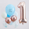 Ballonnenset voor de 1ste verjaardag met blauwe, witte, roségouden en confettiballonnen en een groot roségouden cijfer 1.