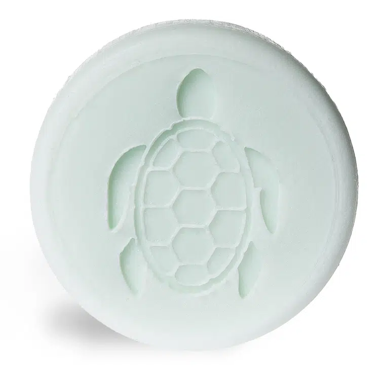 Ronde, lichtgroene Body Bar Baby met een ingedrukt schildpadmotief tegen een witte achtergrond.