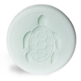 Ronde, lichtgroene Body Bar Baby met een ingedrukt schildpadmotief tegen een witte achtergrond.