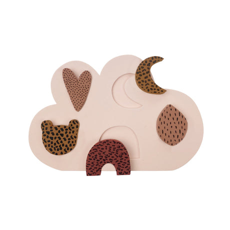 Roze foampuzzel in wolkvorm met vijf puzzelstukjes met prints, waaronder een hart, maan en berenkop.