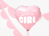 Roze hartvormige folieballon met witte tekst 'It's a Girl' en een roze lint, voor roze slingers.