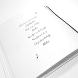 Pagina in het babyboek met het liedje Klap eens in je handjes, muzieknoten en een zwart leeslint.