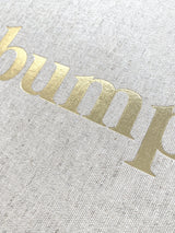 Detail van de nature linnen kaft van het Bump zwangerschapsboek met goudfolieletters