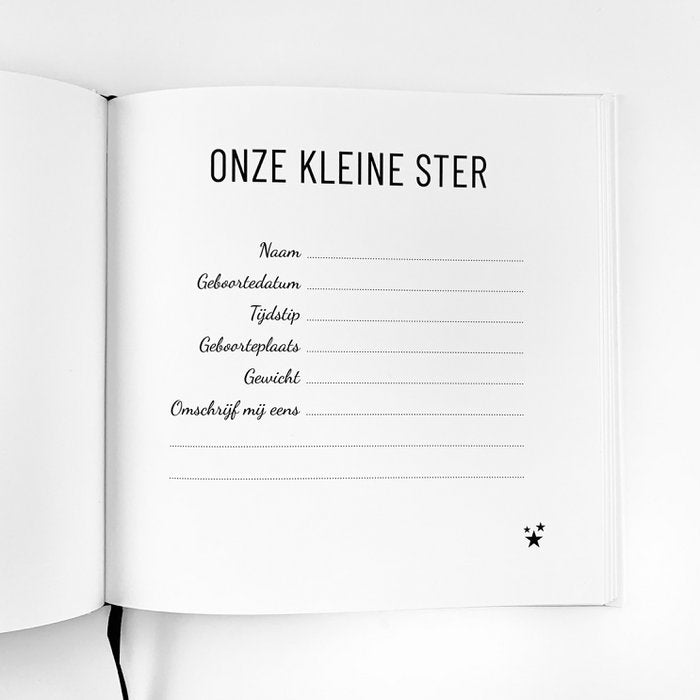 Invulboek Dag Kleine Ster, open bij ‘Onze kleine ster’ met invulruimte voor naam en geboortegegevens.