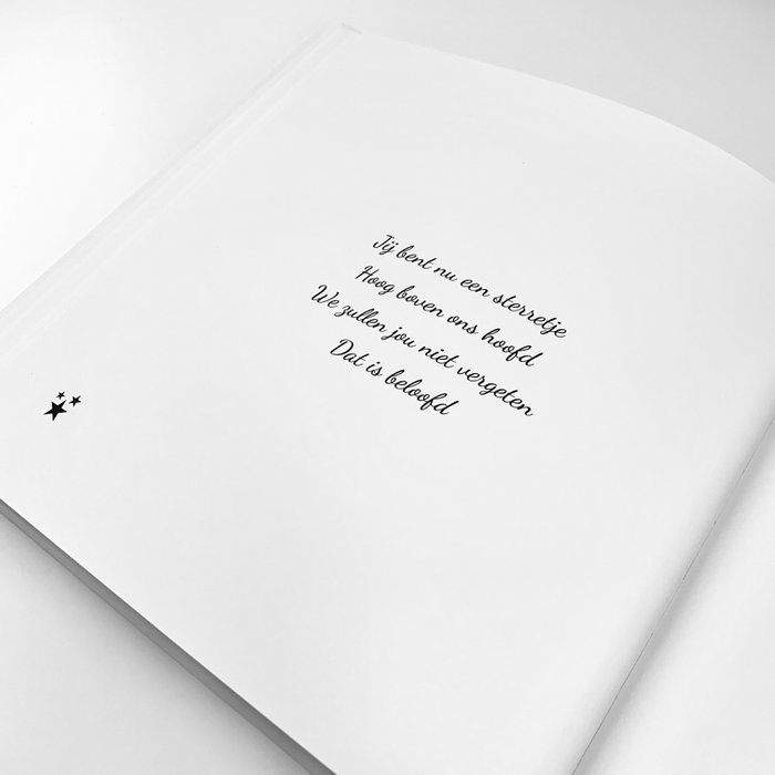 Witte pagina in invulboek Dag Kleine Ster met een gedichtje in sierlijke zwarte letters en drie kleine sterren.