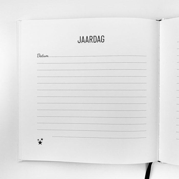Invulboek Dag Kleine Ster, opengeslagen bij ‘Jaardag’, met datumveld, schrijflijnen en kleine sterren.