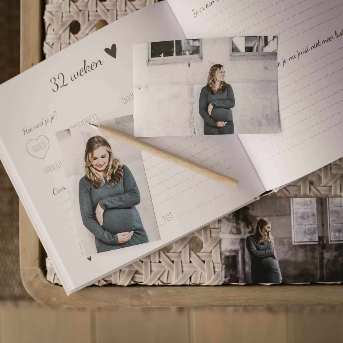 Open zwangerschapsdagboek bij 32 weken, met foto’s van een zwangere vrouw en een potlood.