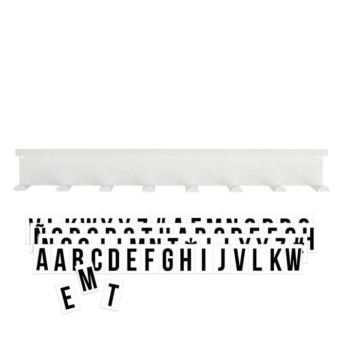 Witte magnetische kapstok met acht haken en losse zwart-witte magneetletters op een witte achtergrond.