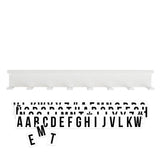 Witte magnetische kapstok met acht haken en losse zwart-witte magneetletters op een witte achtergrond.