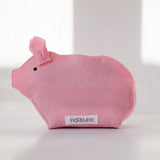 Roze Piggy-spaarvarken van vilt zonder verpakking, met zwart oogje en wit label op een lichte tafel