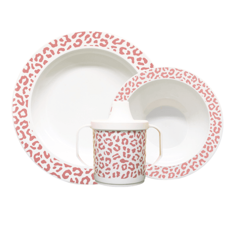 Servies Leopard Blush met een wit bord, kom en tuitbeker met oudroze luipaardprint.