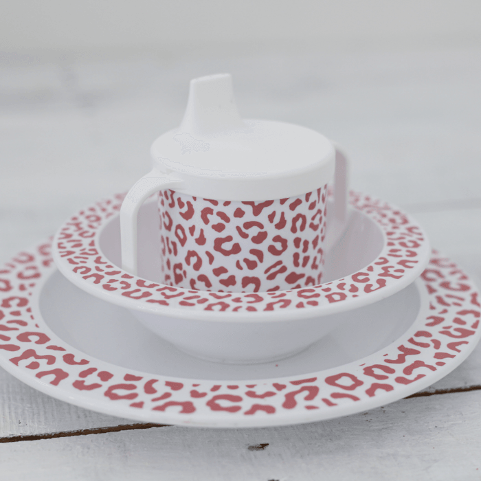 Tuitbeker in een kom op een bord van servies Leopard Blush met oudroze luipaardprint, op een houten tafel.