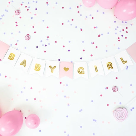 Baby Girl-slinger met witte en roze vlaggetjes, gouden letters en een hartje, tussen roze ballonnen en confetti.