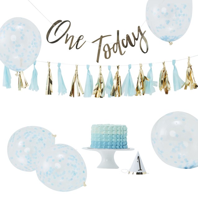 Blauwe cake smash kit met confettiballonnen, blauw-gouden kwastjesslinger, 'One Today'-slinger en feesthoedje.