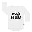 Wit Big Sister T-shirt met lange mouwen en zwarte opdruk: doorgestreept 'only child' boven 'big sister'.