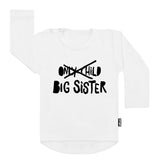 Wit Big Sister T-shirt met lange mouwen en zwarte opdruk: doorgestreept 'only child' boven 'big sister'.