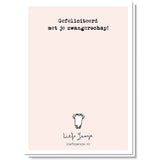 Achterzijde van lichtroze wenskaart Mama to be met de tekst ‘Gefeliciteerd met je zwangerschap!’ en een babyromper.