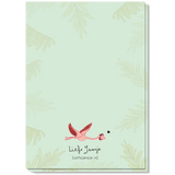 Achterkant van de zwangerschapsaankondiging met lichtgroene bladeren, een kleine roze flamingo en het logo van Liefs Jansje.